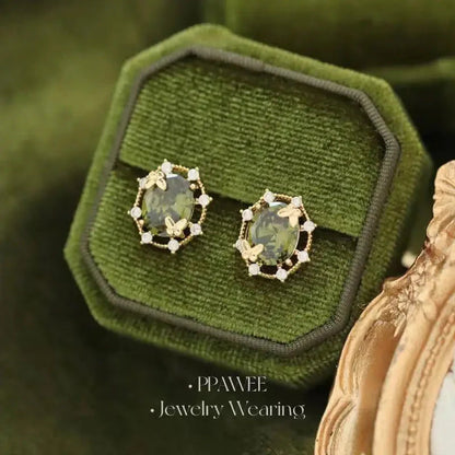 The three-piece set of gold-plated necklace, earrings and bracelet is an elegant wedding and party accessory for women.