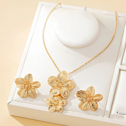 A Set of Women's Jewelry Set, Flower Necklace, Earrings, Simple Set, Suitable for Daily Wear and Gift Giving