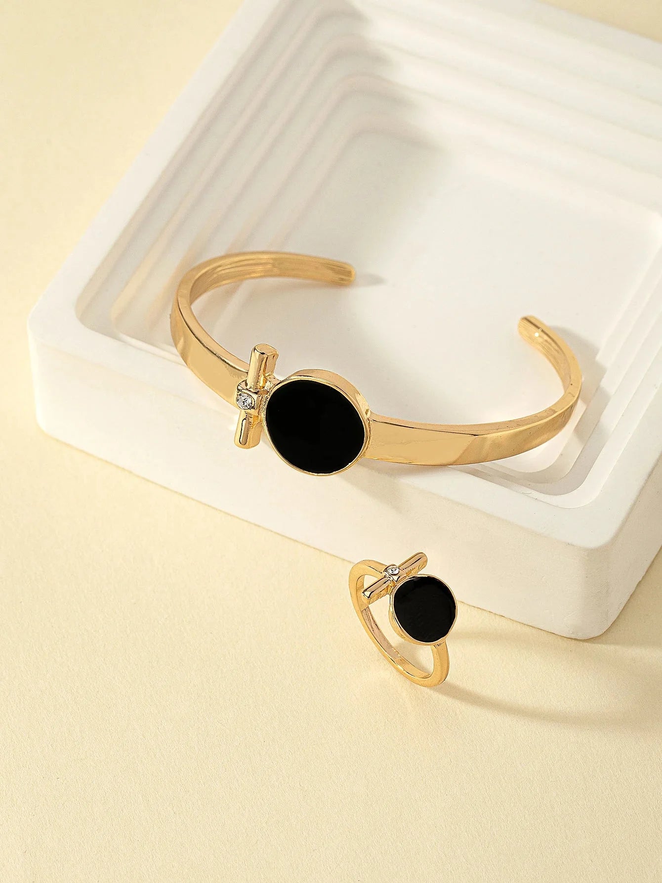 Fashionable, Personalized, Exquisite and Luxurious Bracelet and Ring Set