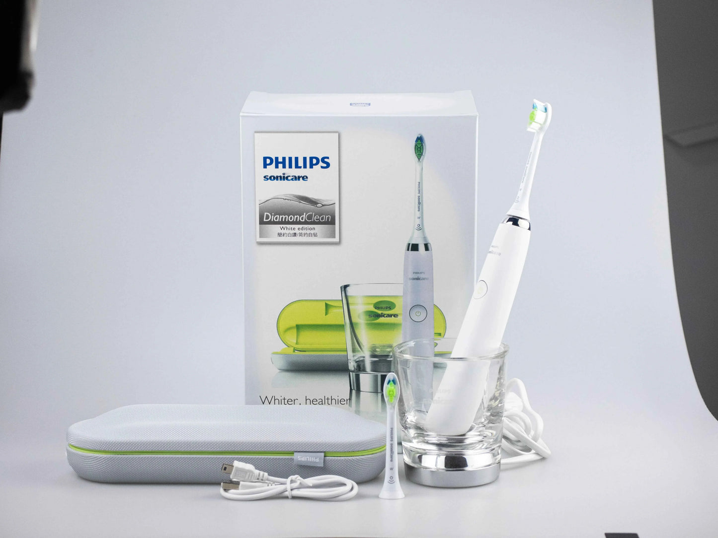 Philips Sonicare Diamond Clean HX9332 Electric Toothbrush Handle,Equipped with a travel charging case and two brush heads