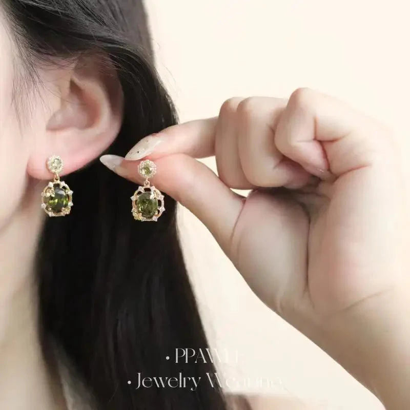 The three-piece set of gold-plated necklace, earrings and bracelet is an elegant wedding and party accessory for women.