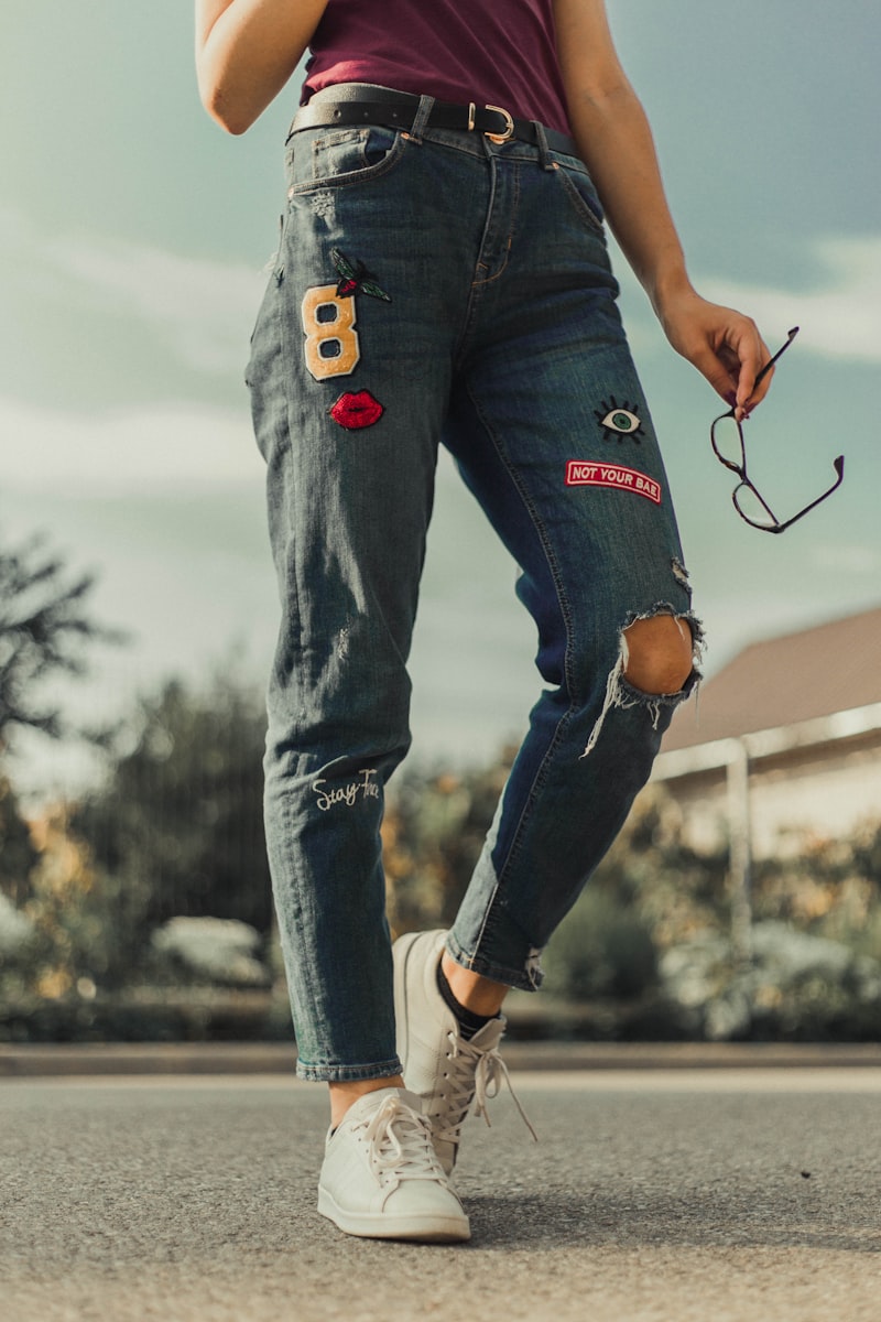 Women's Light Wash Barrel Fit Jeans